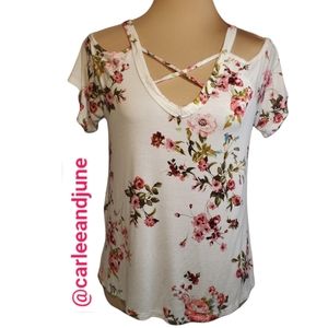 Free Kisses women's floral shirt with peekaboo shoulders size m